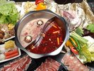 寒い時期のアウトドアはやはり鍋。冬限定選べる台湾火鍋。体の芯からホッと温まる。