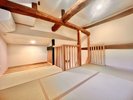伝統の良さそのままに新しいスタイルを取入れた長屋門メゾネット部屋。一年中快適に過ごせる