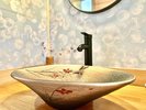 全部屋にそれぞれ専属独立した清潔で綺麗な水まわりがあります。温水便座トイレとシャワールーム。