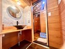 温水洗浄便座トイレとシャワーは全て室内にあって、とても便利。水回りは清潔で綺麗。