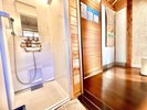温水洗浄便座トイレとシャワーは全て室内にあって、とても便利。水回りは清潔で綺麗。