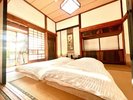 分厚い布団が敷いた和室部屋。冷暖房エアコン付一年中快適に過ごせる。
