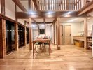 伝統の良さそのままに新しいスタイルを取入れた長屋門メゾネット部屋。一年中快適に過ごせる