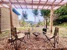 プライベートアウトドアスペース。焚き火、薪割りなど完備。冬に薪ストーブ、夏に冷風機。