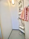 部屋ごとに専属シャワールームがあり、他人と共用することがなく、安心して使って頂けます。