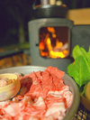 【冬の寒さを忘れさせる薪ストーブを囲んで鍋を食べるプラン】