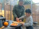 子供がBBQの手伝いで楽しむアウトドア体験!みんなで協力して作るキャンプ飯は、一生の思い出になります。