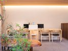 木の風合いが心地よいフロントデスク。