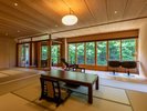 露天風呂付き客室<川の音>窓が広く景色に圧倒される。