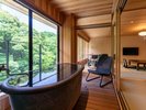 露天風呂付き客室<川の音>渓流に面した露天風呂で憩いのひとときを。