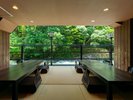 川床には天井のある席もあり、全天候・全季節対応。