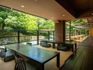 川床席は4名までは通常の席で対応できます。それ以上はテーブルを合体させて対応いたします。