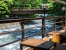 朝日と川風が肌をなでる心地よい目覚めを朝の川床でご体感ください。