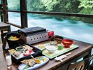 朝から川床での食事。すがすがしい朝をお愉しみください。