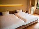 露天風呂付き客室<竹の音>ベッドはセミダブルのツイン。ゆったりとおやすみください。