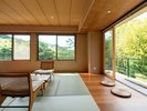 露天風呂付き客室<竹の音>窓は2面にとっているので天城の自然をパノラマで楽しめる。