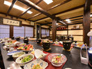 *お食事処/新鮮な山の幸を多く活かした旅館の食事をお愉しみ下さい。