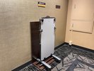 ズボンプレッサー 各階エレベーター前です