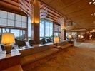 海を望むロビーラウンジでお出迎え