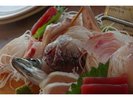 地魚お刺身盛り合わせです。その日の仕入れにもよりますが4〜5点盛りです♪♪