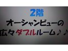 幅広のダブルベッドが1台の2階ダブルルーム