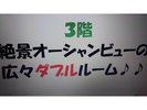 幅広のダブルベッドが1台の3階ダブルルーム