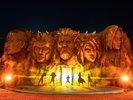 【火影の別荘】夜には火影岩で写されるプロジェクションマッピングショーをお楽しみいただけます。