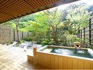 【本間15畳+次の間】縁側には日本庭園を独占できる専用の露天風呂付