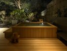 静かな夜のひとときを。白銀の湯につかりながら、存分にご堪能下さい。