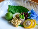 季節の八寸は。見た目にも夏らしい、贅沢な一皿です。