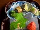 夏の恵みを彩り豊かに盛り付けた八寸。