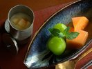 お食事の最後には、夏の陽ざしを目一杯浴びて育った夕張メロンと、岡山産のシャインマスカットを。