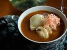 温物には、蟹ロワイヤルを濃厚なビスクソースで。立ちのぼる香りに、冬の趣。