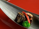 群馬県産和牛頬肉を赤ワインソースで仕立てた一皿。旨味引き立てる赤ワインとともに。