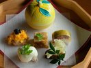季節の八寸。白バイ貝の黄金和えは、ほのかな甘みと繊細な香りが際立つこの時期ならではの味わい。