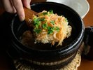 香り立つ湯気に、彩り添える桜海老。五感で満たされる諧暢楼の釜飯。