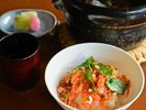 贅沢な〆の一品は、炊き立ての紅鮭親子御飯。