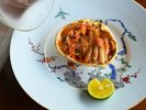 燻製の香りまとう香箱蟹。旬の贅沢を華やかな一皿に。