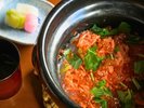 紅鮭といくらの旨みが凝縮。季節の移ろいを感じる釜飯をご堪能ください。