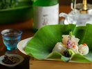 季節のお造りには、芳醇な香りと気品ある酸味が調和した爽快な辛口を。魚の淡麗な甘味を引き立てる一杯