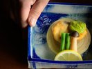 イシナギの塩焼きにアボカドソースを添えて。レモンと梅キャディーを思わせる甘酸っぱい日本ワインと共に