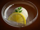 シャンパンの泡とレモンの酸味にハーブが香るシャーベット。次のお料理に向けてお口をすっきりと整えます。