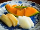 夕張メロン、幸水梨、紀ノ川の桃を贅沢に味わう夏の冷菓。添えたミントが爽やかな涼を運ぶひと皿です。