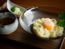 滑らかな稲庭うどんに、葱・大葉・生姜の薬味と濃厚な伊香保温玉を添えて。旨味豊かな特製出汁でどうぞ