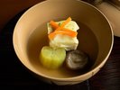 夏の気配が深まる文月に合わせ、涼やかな献立にいたしました。