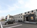 正面駐車場+玄関