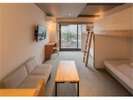 家族や友人との旅行に。専用バスルーム付、バンクベッドスタイルの4人部屋です。
