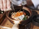 神奈川県内で水揚げされた新鮮な魚をたっぷり乗っけた砂鍋ごはん