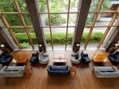 ロビー|客室棟とフロントを繋ぐロビースペース。大浴場への渡り廊下から広い中庭を眺めることができます。