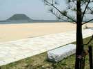 海辺のお部屋の前の素敵な白砂の海岸です。宝当神社の高島も見えます。